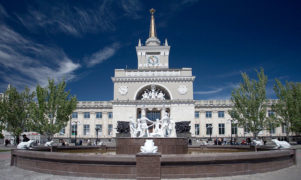 Фонтан и здание железнодорожного вокзала в Волгограде. Фото: Литвяк Игорь/Фотобанк Лори