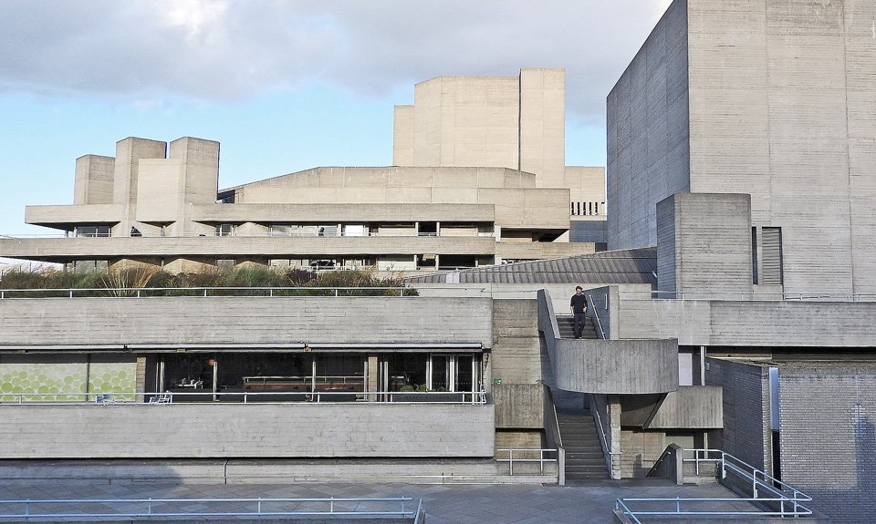 Лондонская Hayward Gallery располагается в бруталистском здании Southbank Centre, которое было выстроено в 1950–1960-е годы. Теперь институция вынуждена проводить расследование с целью выявить, не содержится ли в строительных материалах, использованных в то время, потенциально опасный газобетон. Фото: Clem Rutter/Wikimedia Commons