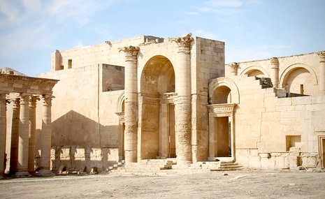 Поврежденные ИГ скульптуры вернули в древний город Хатра после реставрации