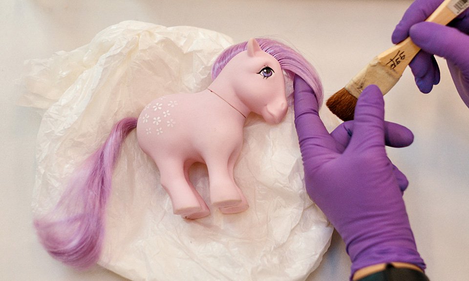 My Little Pony: Blossom. 1983. Гонконг. Подготовка экспозиции игровой галереи Young V&A. Фото: Jamie Stoker/Victoria and Albert Museum