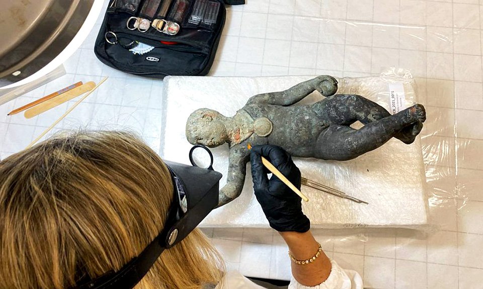 Фрагменты скульптур, обнаруженные при раскопках возле Сан-Кашано-деи-Баньи, сейчас изучаются и предварительно реставрируются. Фото: Ministero della Cultura