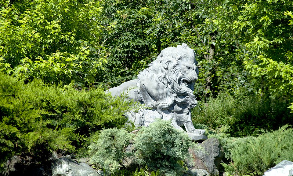 Элитный поселок «Миллениум Парк» украшают изящные скульптуры, беседки и ротонды. Фото: Villagio Estate