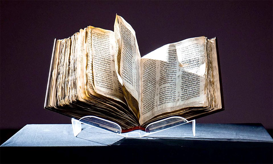 Библия Сассуна считается самой ценной рукописью или историческим документом, когда-либо выставлявшимся на аукцион. Фото: Sotheby’s