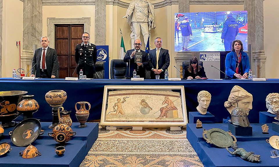 Церемония, приуроченная к возвращению более 60 незаконно вывезенных из Италии археологических артефактов. 23 января 2022.  Фото: Emanuele Antonio Minerva/Carabinieri per la Tutela del Patrimonio Culturale