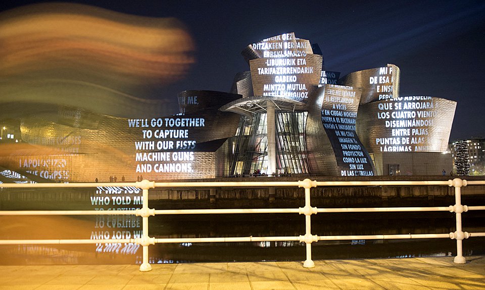 Работа Дженни Хольцер «Для Бильбао», спроецированная на фасад музея Гуггенхайма в Бильбао. Фото: Ander Gillenea/AFP/Getty images