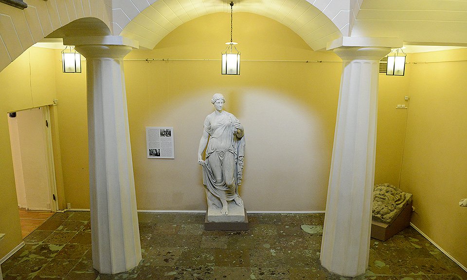 Две мраморные фигуры из известняка теперь займут места в вестибюле главного корпуса Строгановского дворца. Фото: Государственный Русский музей