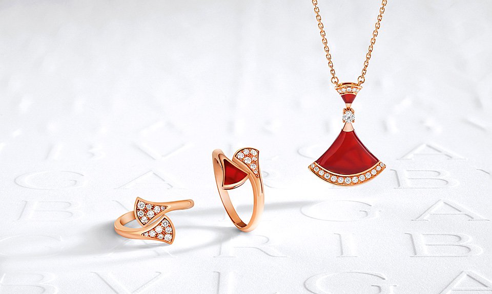 Украшения Divas’ Dream с бриллиантами и сердоликом. Фото: Bvlgari