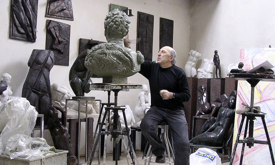 Георгий Франгулян в своей мастерской. Фото: Skira