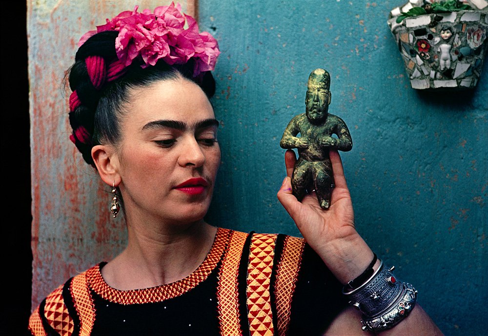 Косметику, наряды и автопортреты Фриды Кало показывают в Лондоне