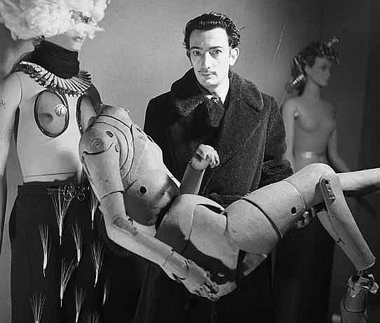 Дениз Беллон. Сальвадор Дали с манекеном. Париж. 1938 год