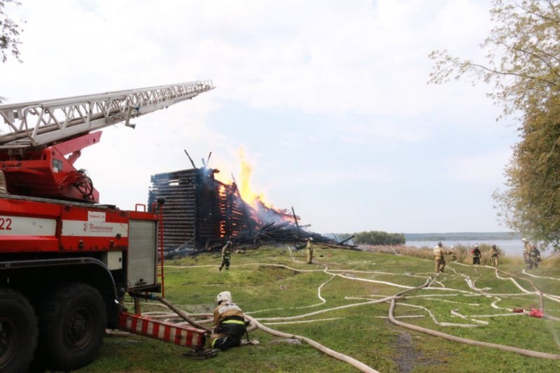 Пожар уничтожил деревянную Успенскую церковь. Фото: МЧС России