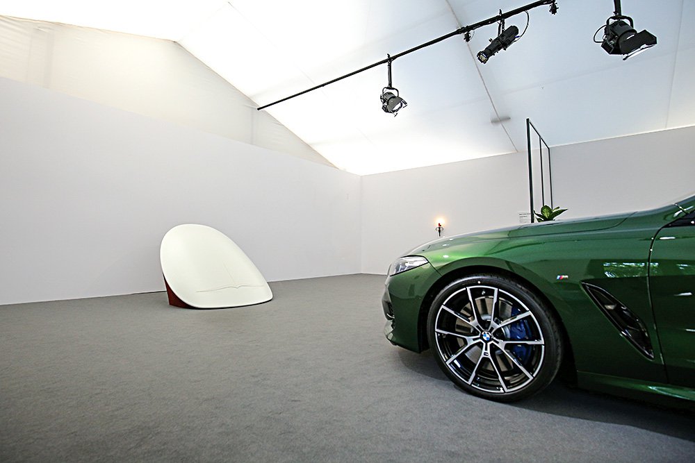 Сustom-версия модели BMW M850i Cabrio цвета Verde Ermes в центре инсталляции Камиля Блатрикса
