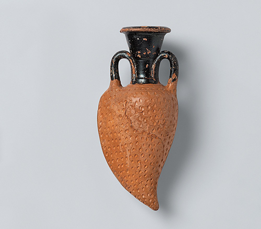 Фигурный сосуд в форме миндального ореха в скорлупе. Аттика, I половина IV в. до н. э. Глина. Фото: Государственный Эрмитаж