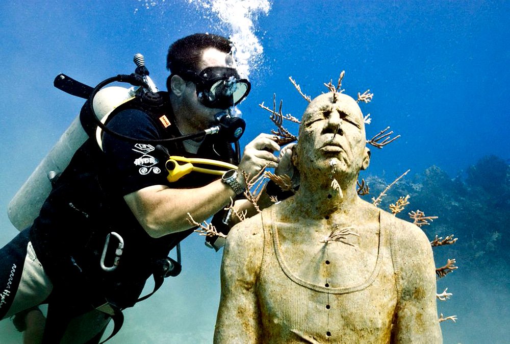 Британский скульптор Джейсон деКайрес Тейлор завершает работу над скульптурой у побережья Канкуна в Мексике в 2009 г. Фото: Jason deCaires Taylor