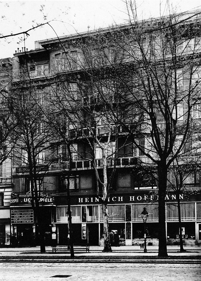 Галерея Генриха Гофмана, личного фотографа Гитлера, соседствовала с «ариизированным» кинотеатром «Burgkino».