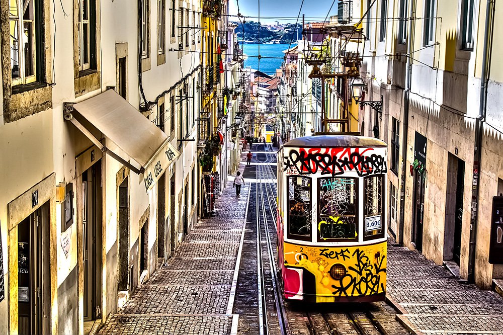 Знаменитый лиссабонский трамвай. Фото: Alamy/Vostock-photo