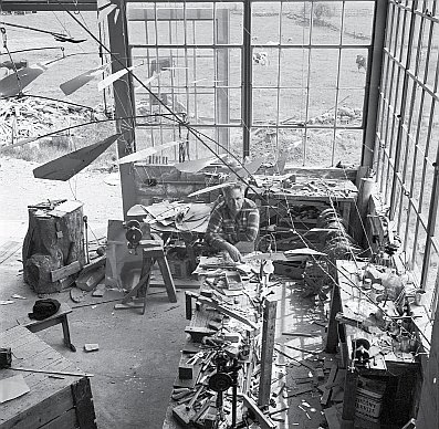 Александр Колдер с мобилем в своей студии Роксбери. 1941 год
