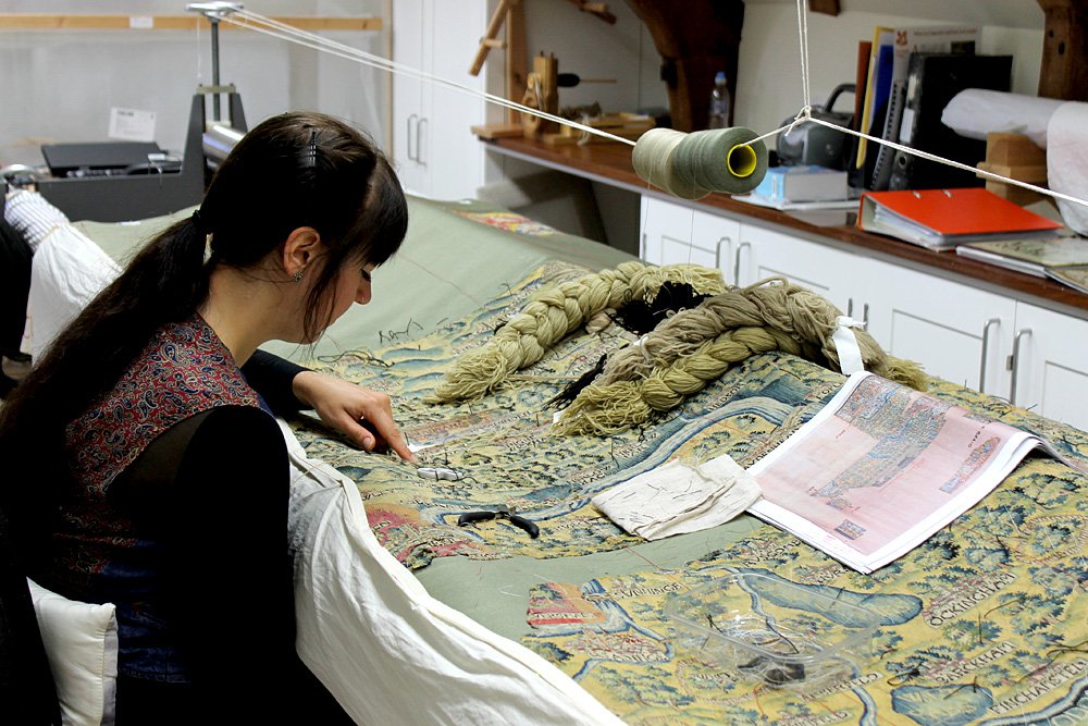 Консерватор текстиля за работой. Фото: National Trust/Textile Conservation Studio