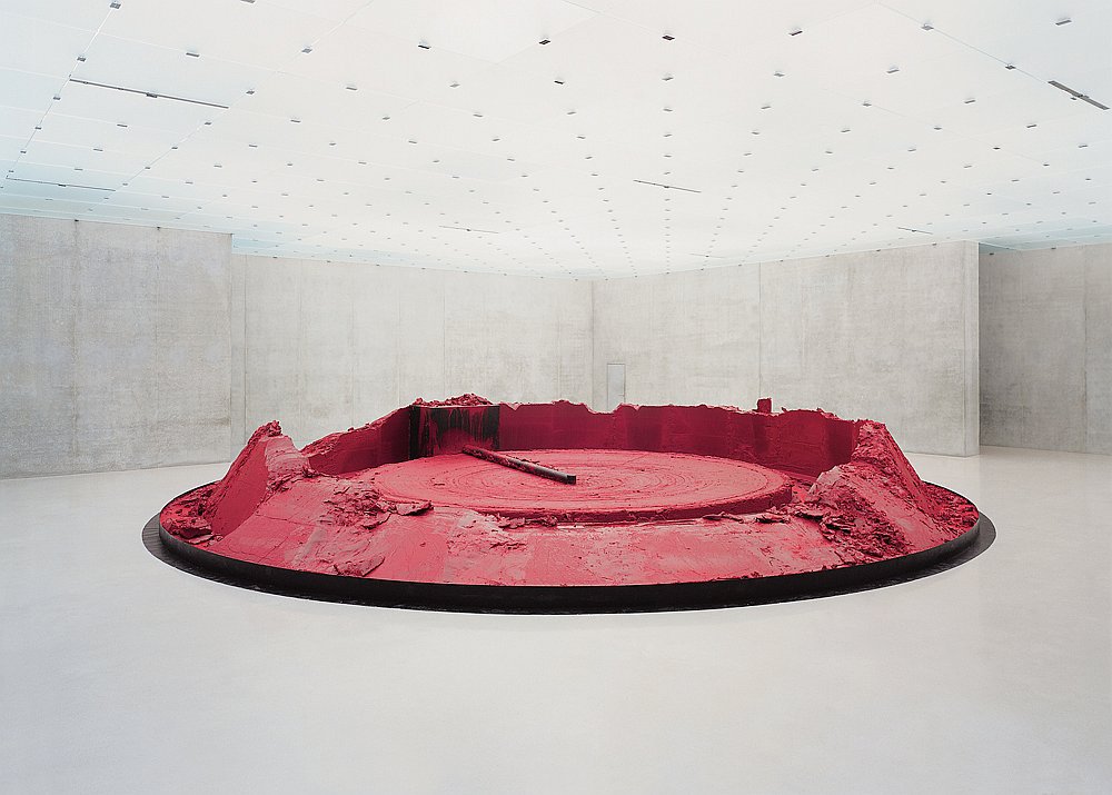 Моя алая родина. 2003. Воск, краска, сталь, двигатель. Photo: Nic Tenwiggenhorn ©Anish Kapoor, 2015