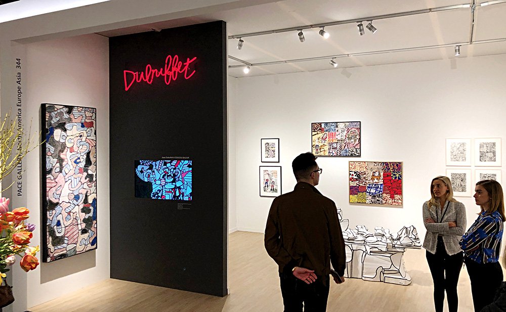 Стенд Pace Gallery (Нью-Йорк) посвящен творчеству Жана Дюбюффе. Фото: Ильдар Галеев