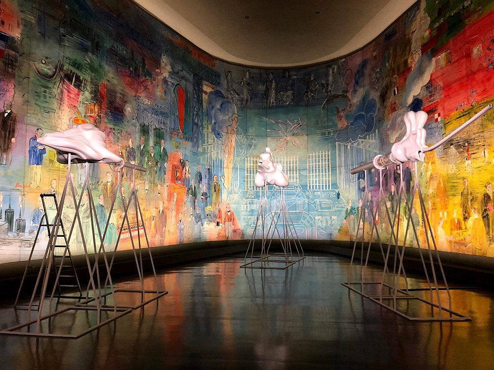 Инсталляция Маргарит Юмо «Опера доисторических существ» (2012) в зале Рауля Дюфи. На заднем плане работа Дюфи «Фея электричества» (1937). Фото: Musée d'Art Moderne de Pari