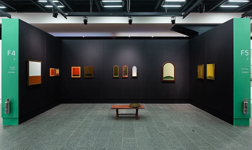Работы Леонида Костина на стенде FUTURO Gallery.  Фото: Санкт-Петербургская ярмарка искусства 1703