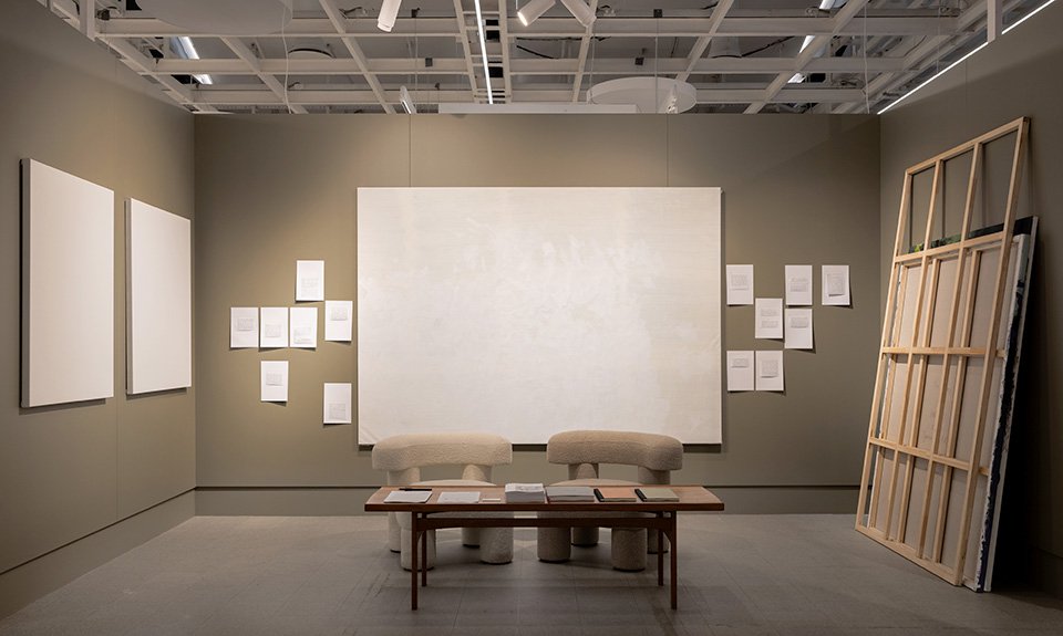 Стенд pop/of/art gallery с картинами-фьючерсами Виталия Пушницкого.  Фото: Санкт-Петербургская ярмарка искусства 1703