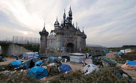 Бэнкси пустит Dismaland на жилье для беженцев в Кале