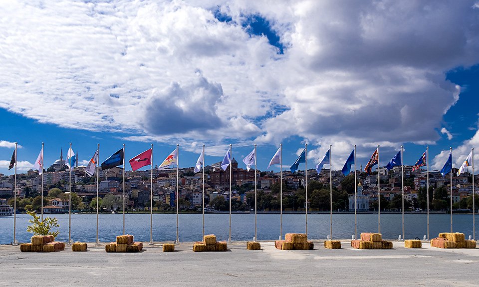 Рейчел Хейс. «Флаги будущего». Фото: Contemporary Istanbul