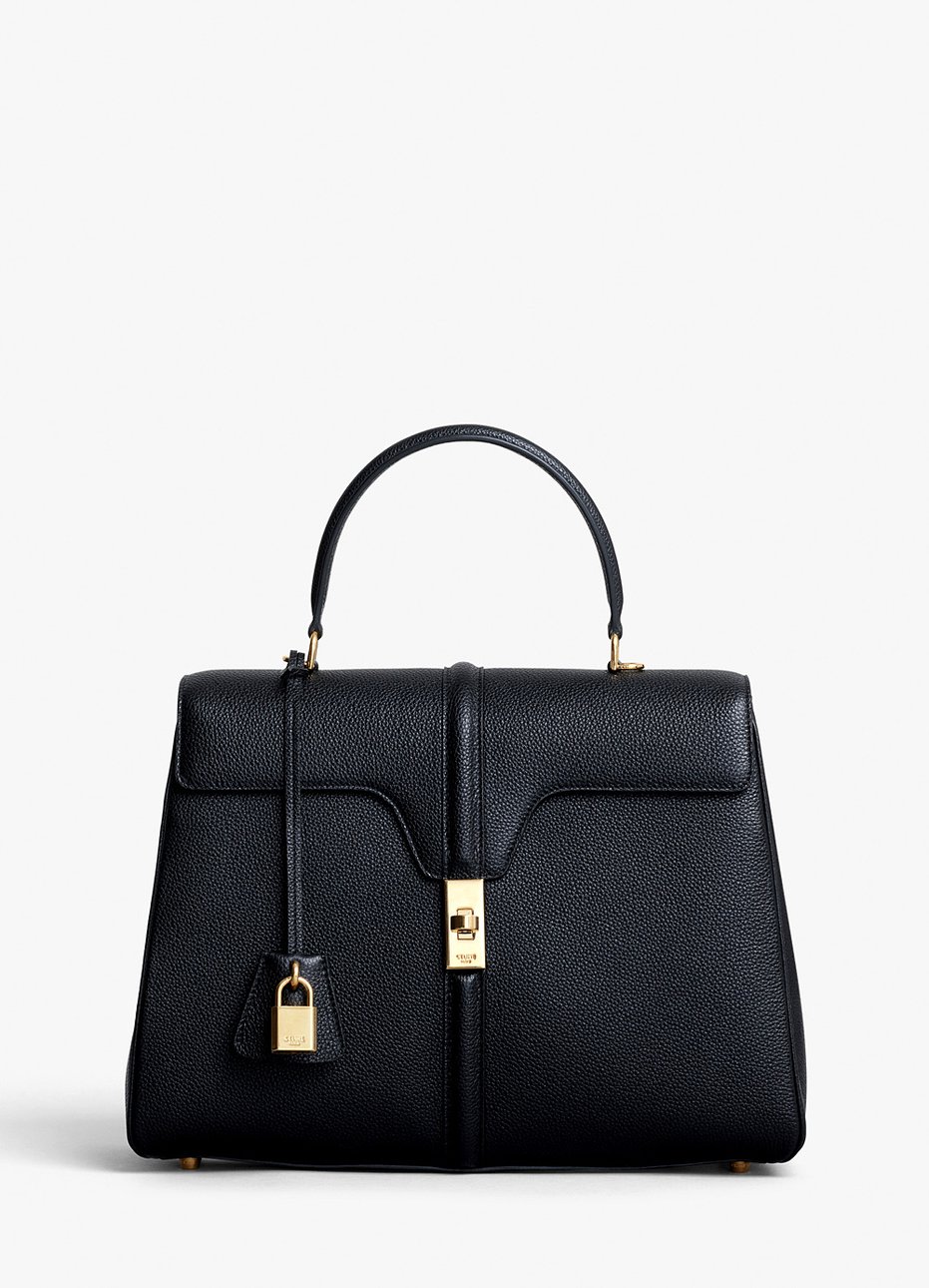 Модель новой сумки Celine “16”, первогодетища Слимана на новом посту, в черном цвете, представленная в двух вариантах размера