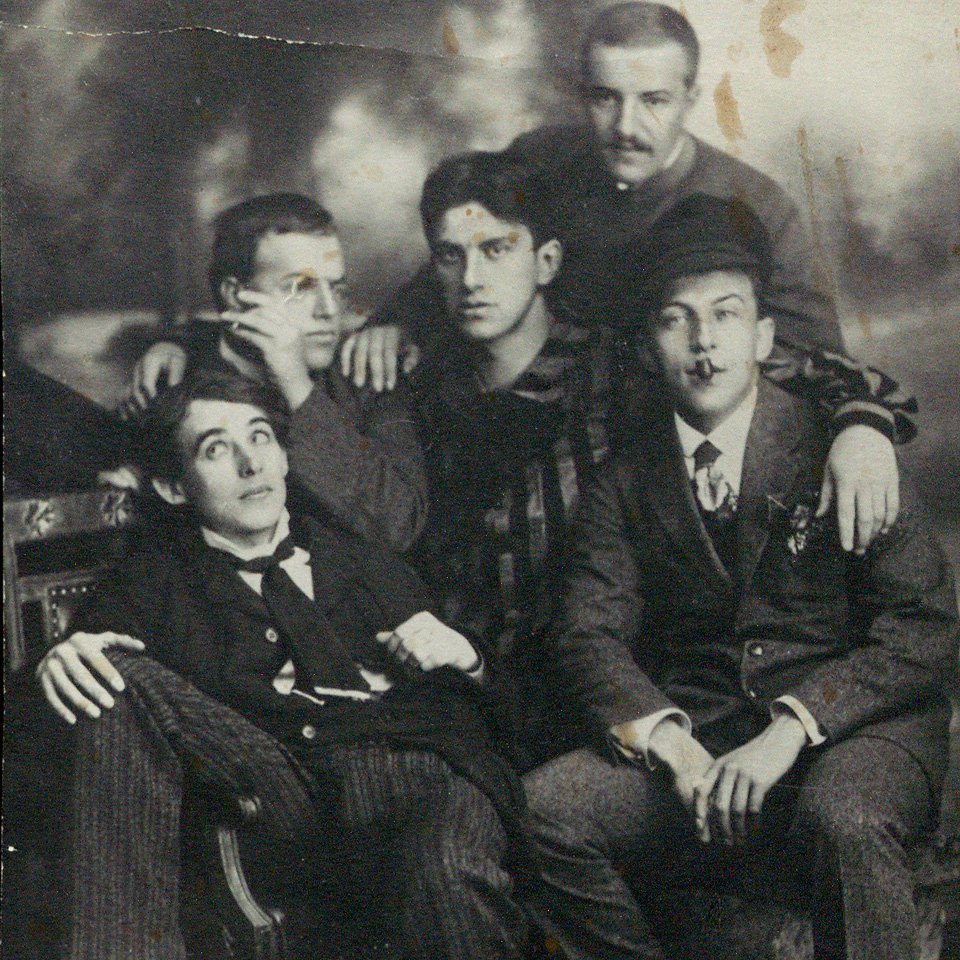 Неизвестный фотограф. Cлева направо: Алексей Кручёных, Давид Бурлюк, Владимир Маяковский, Бенедикт Лившиц и Николай Бурлюк. Москва, 1913.  Фото: Государственный музей В.В.Маяковского