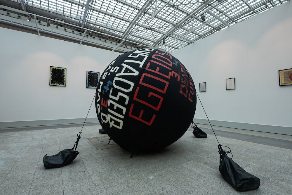Стано Филко. ALTRUISTADSEIQ 5. 4.3.D. (EGO Balloon). 2005. Galerie Emanuel Layr, Vienna/Rome, Linea Collection, Bratislava. Фото: Валерия Титова/Cosmoscow