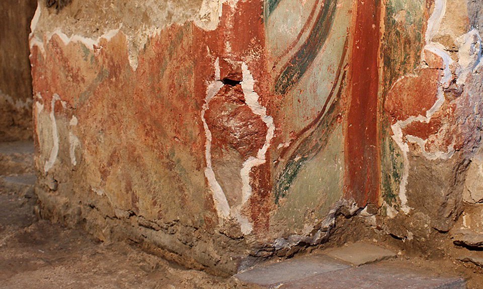 Остатки первоначальной росписи сохранились только в укромных уголках. Фото: Институт археологии РАН