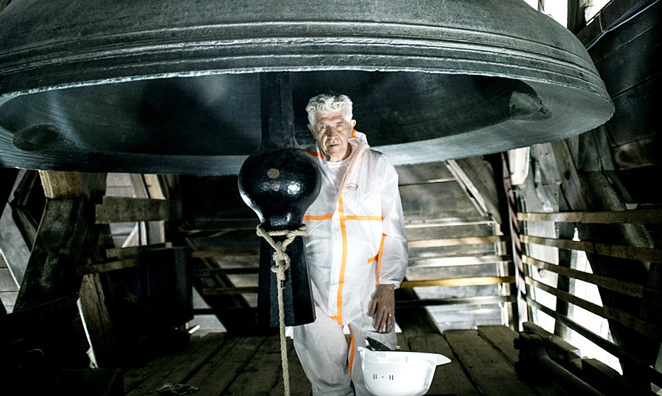 Билл Фонтана рядом с колоколом «Эмманюэль». Фото: Bill Fontana Studio