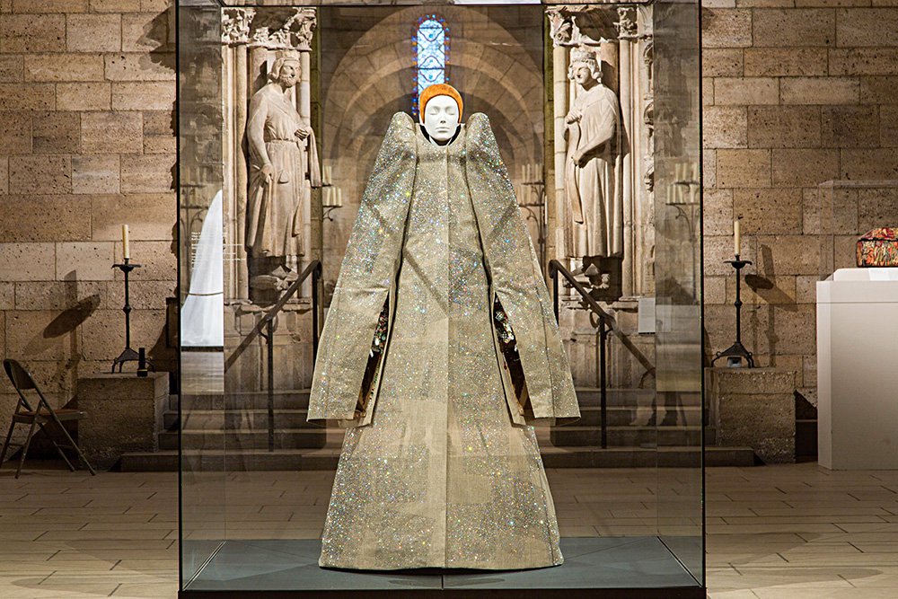 Платье дизайнеров Viktor & Rolf на выставке «Божественные тела» в Метрополитен-музеев Нью-Йорке. Фото: THE MET
