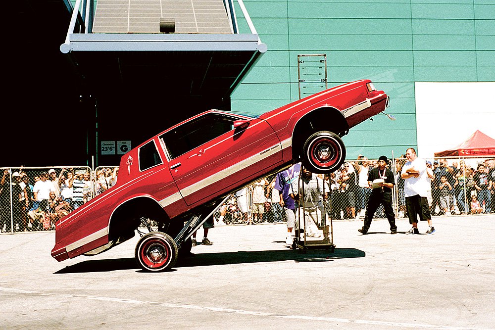 На шоу в Лос-Анджелесе «лоурайдеры» соревнуются в прыгучести гидравлических подвесок. Фото: Nathanael Turner