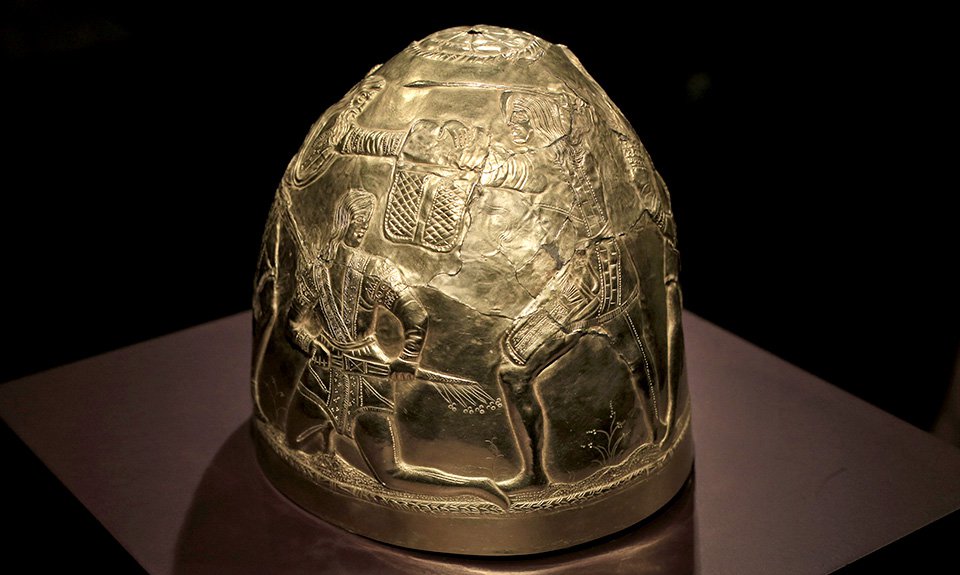 Скифский золотой шлем IV века до н.э. Фото: AP/Peter Dejong