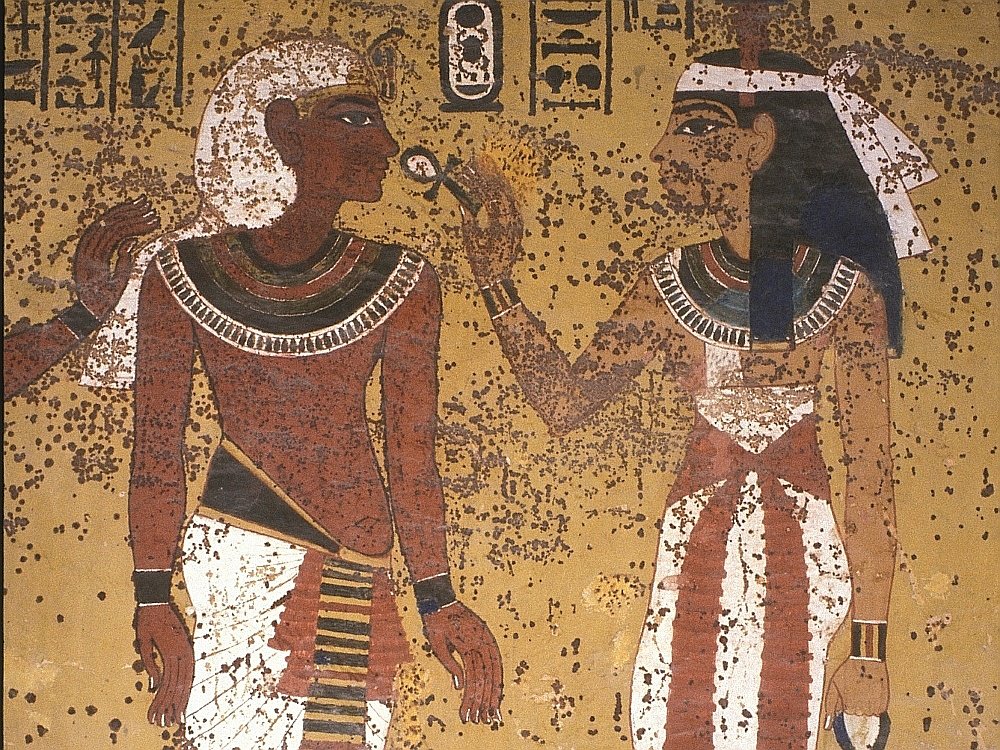 На росписях гробницы укреплены отходившие от поверхности красочные слои и сняты неоригинальные наслоения