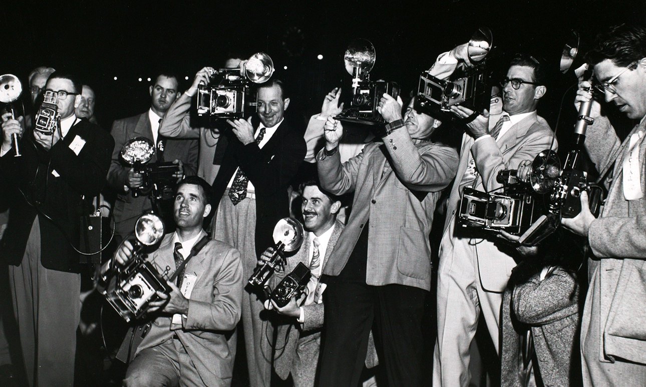 Виджи. «Фотографы на премьере». 1951.  Фото: International Center of Photography