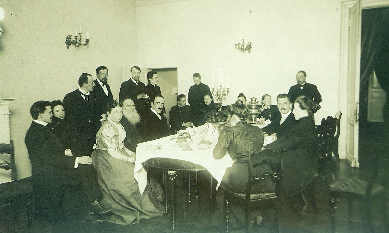 Лев Толстой с родными и гостями в столовой. Пасхальное чаепитие. 1898 год. Фотография П.В.Преображенского.  Фото: Государственный музей Л.Н.Толстого