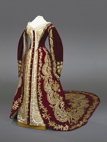 Платье парадное придворное императрицы Марии Федоровны (1847–1928). Россия, Санкт-Петербург. Мастерская Izambard Chanceau. 1880-е. Бархат, атлас, кружево, серебро, нить золоченая, бить золоченая, канитель, блестки, китовый ус, бронза; золотое шитье, литье, штамповка, золочение, ручная работа