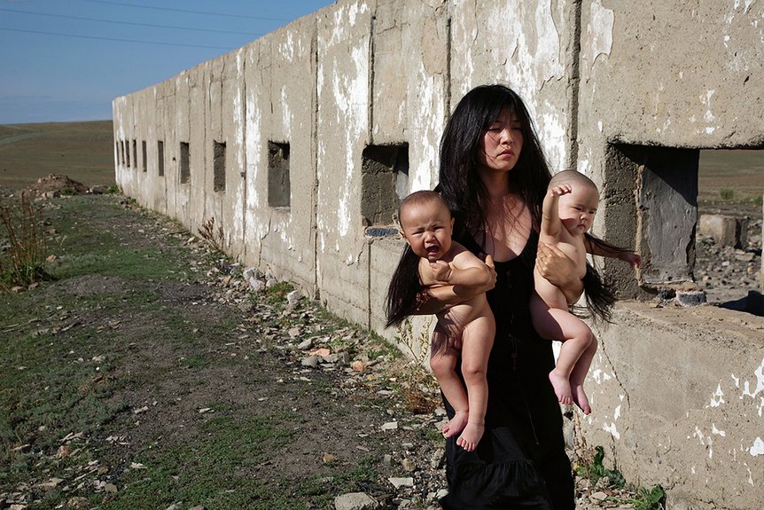 Алмагуль Менлибаева. Дети и Пери. 2008. 70х100  алюдибонд, цветная печать