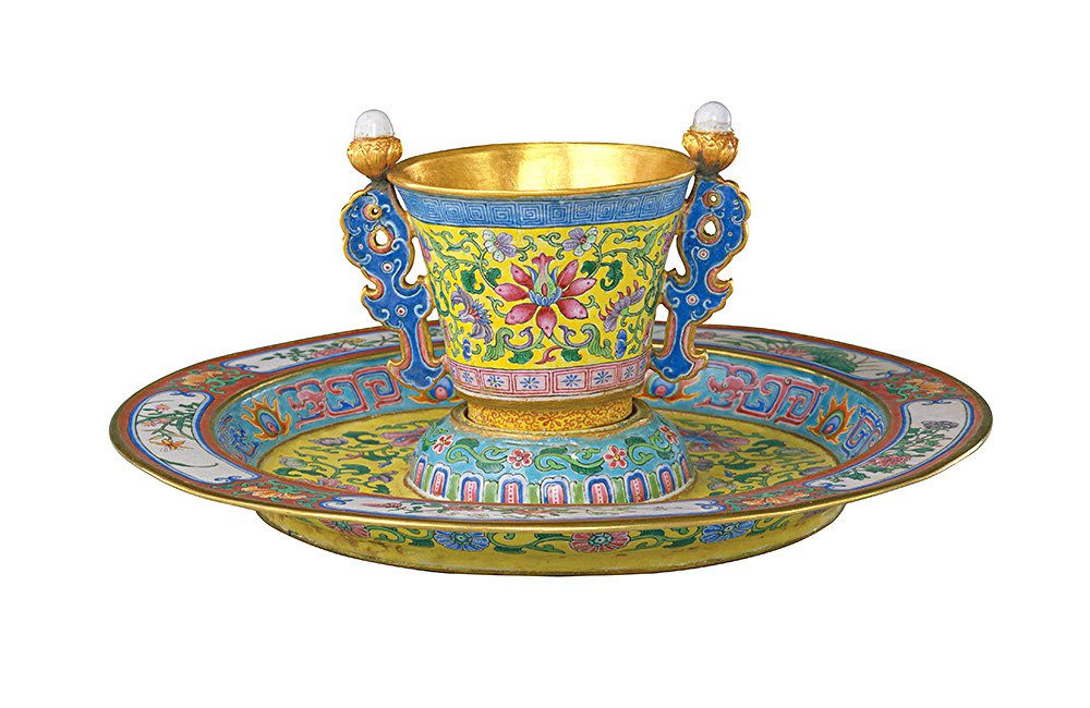 Чашка и блюдце. Эпоха Цин, правление Цяньлун (1736–1796). Золото, жемчуг; расписная эмаль. Фото: The Palace Museum/Ван Цзинь /Wang Jin/王琎