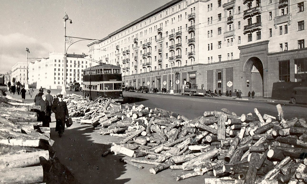 Устинов А. «Москва. Улица Горького». 1942. Фото: Центр визуальной культуры Béton