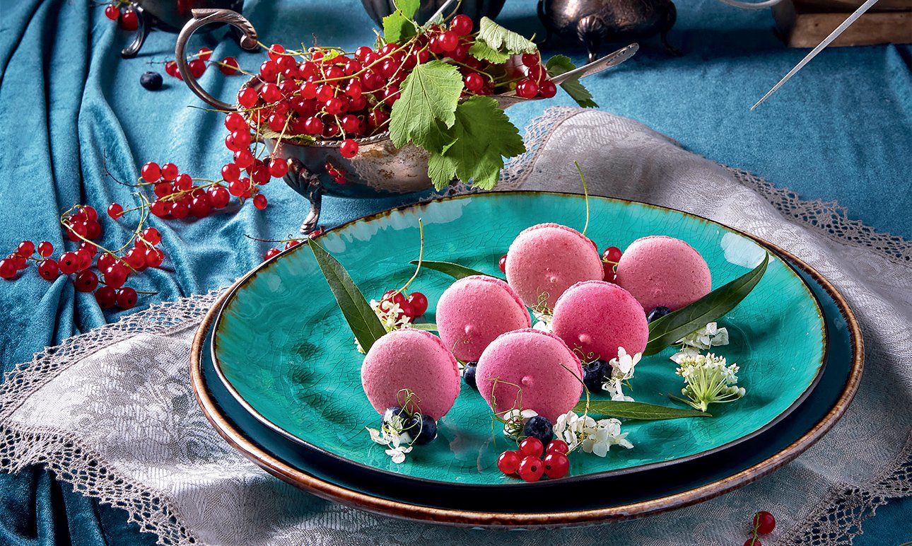 Пирожные макарон из калины с мятным пралине.  Фото: SmiLe Event Catering
