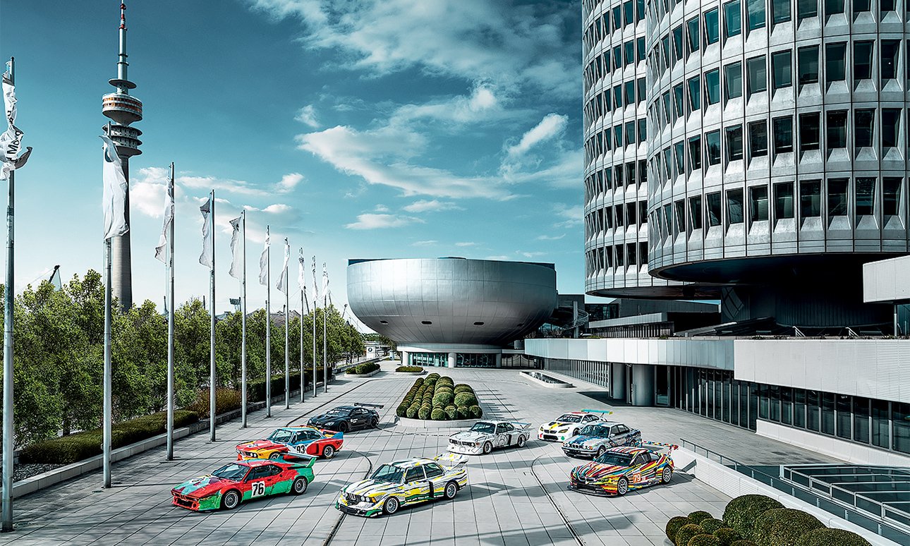 Избранные арт-кары у штаб-квартиры BMW в Мюнхене. Фото: BMW