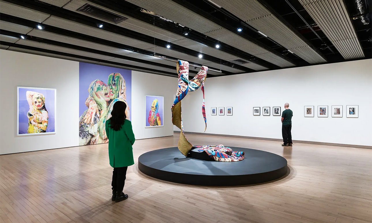 Выставка «Линдер. Опасность пришла улыбаясь» в Hayward Gallery.  Фото: Mark Blower / Hayward Gallery