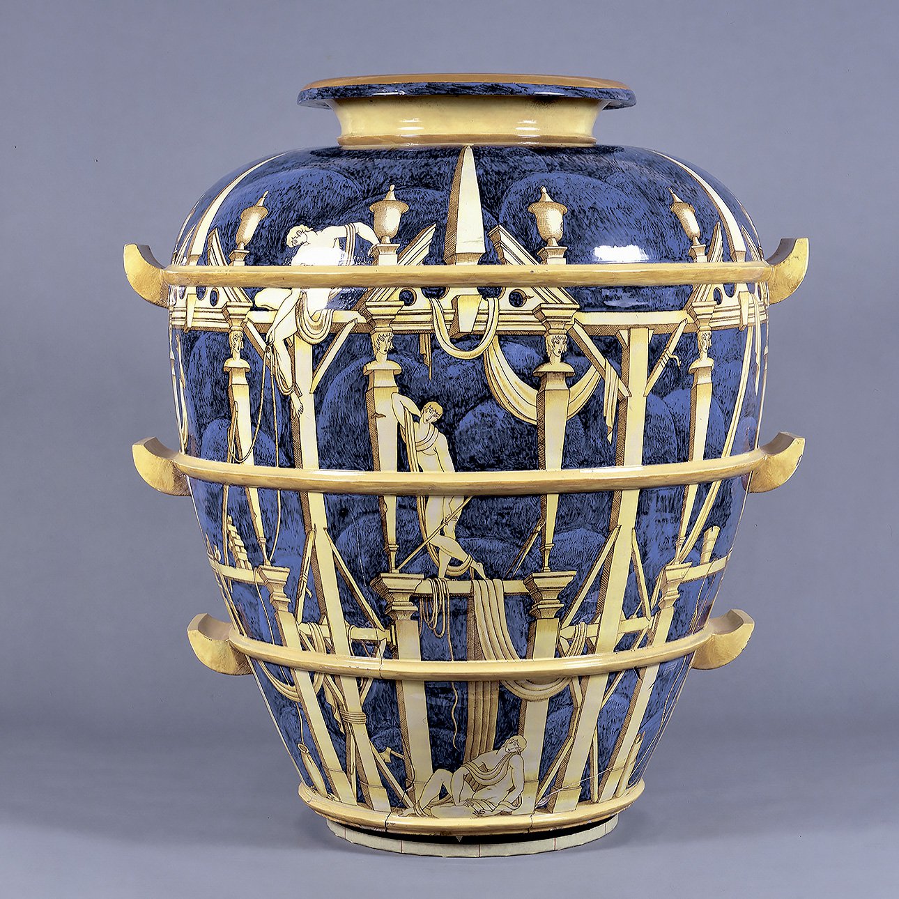 Джо Понти. Орнаментальная ваза «Дом эфебов». 1924–1925. Фото: International Museum of Ceramics