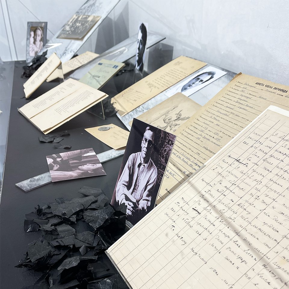 Выставка «Почему, почему я лучше всех? Хармс и компания» в KGallery, Санкт-Петербург.  Фото: KGallery