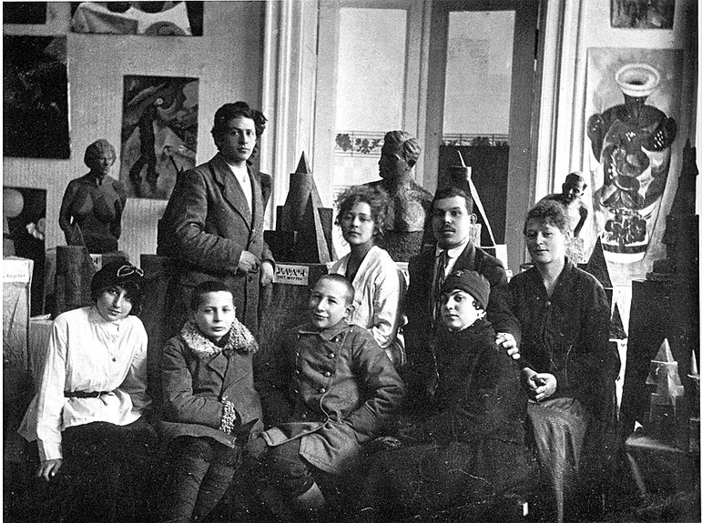 Д. Якерсон с учениками скульптурной мастерской. 1920. Стоит: Д. Якерсон; В первом ряду слева направо: Ф. Рабкина, И. Байтин, Л. Юдин; Во втором ряду слева направо: Е. Кабищер, Х. Зельдин, Хабас. Фото: Музей истории Витебского народного художественного училища
